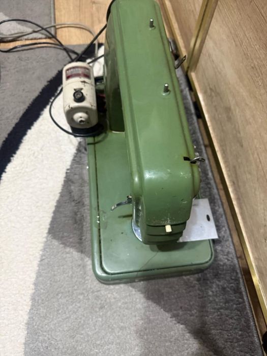 Vând mașină de cusut electrica anker veche
