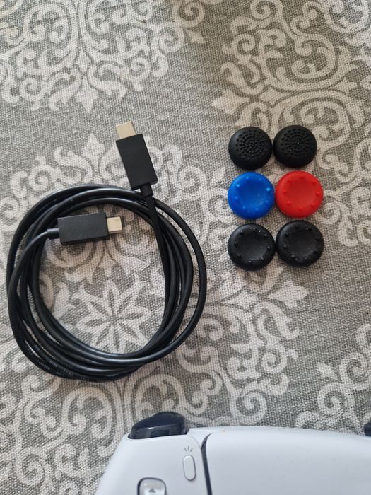 PS5 slim с диск гейминг сет, джойстици и слушалки.
