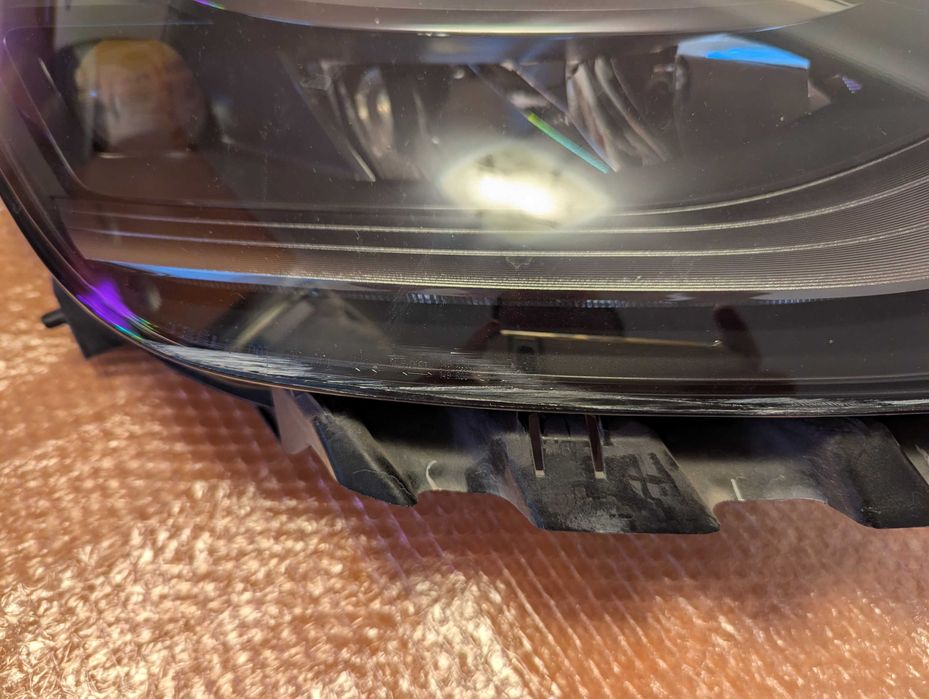 Far dreapta Tesla Model 3 din 2021 - zgârietură mică