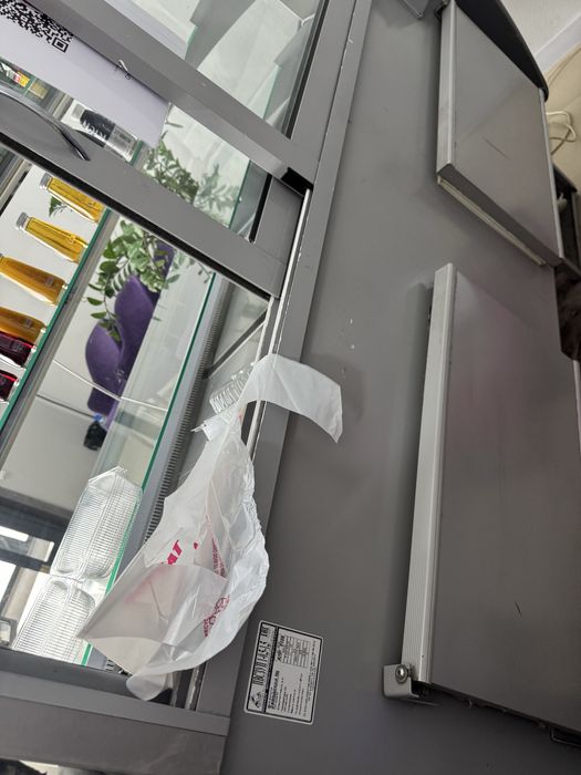 Продам холодильную витрину !!!