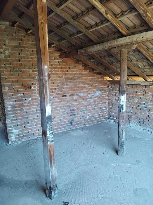 Просторна триетажна къща