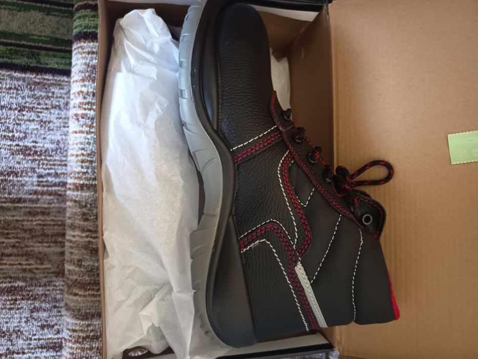 Продавам обувки работни