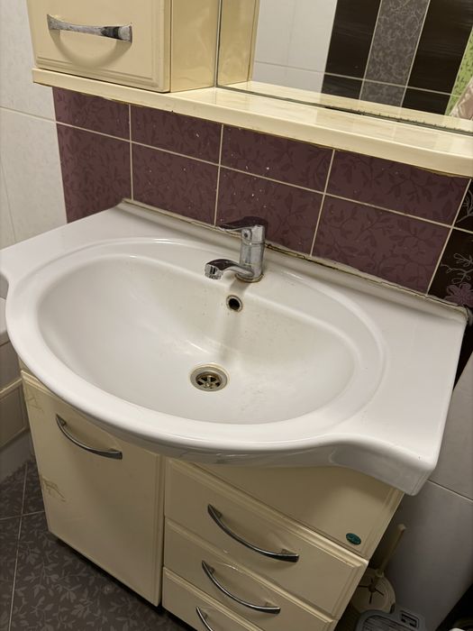 Умывальник со смесителем и зеркалом