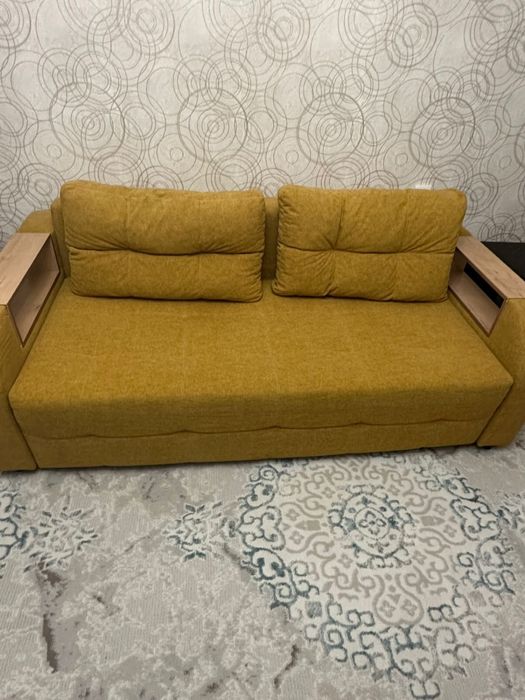 Диван желтого цвета, длина 2 метра