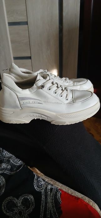 Продам женские кроссовки 37 р.