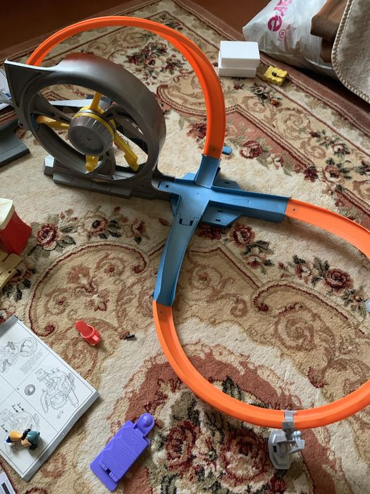 Яркая развивающая игрушка