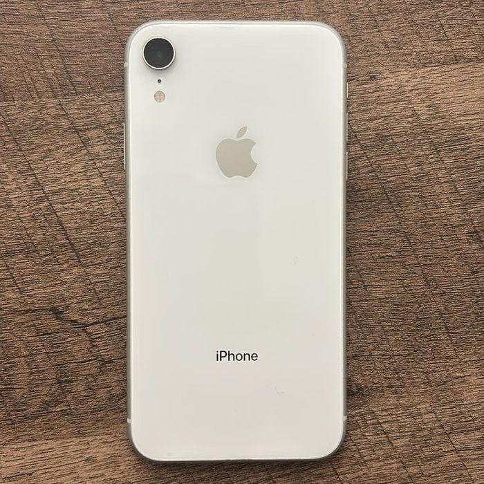 Iphone xr naqdga oq rangda xamma joyi ishledi aybi yoq true ton face