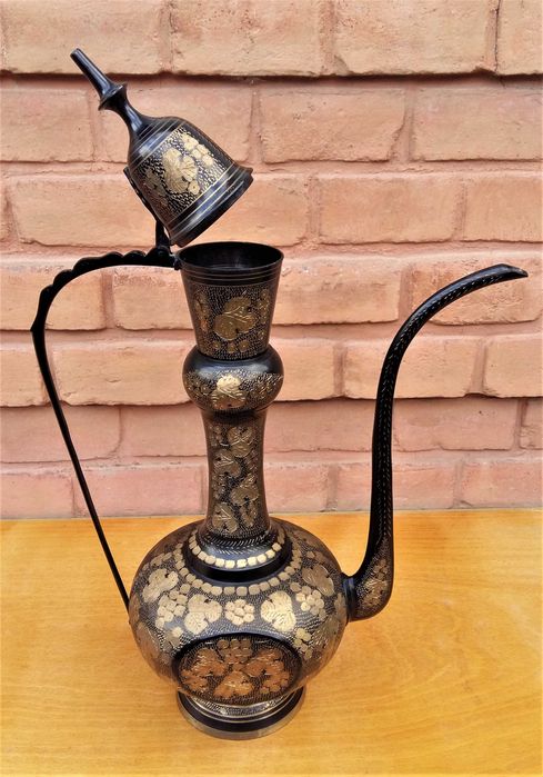 Carafă mare din alamă masivă gravată.