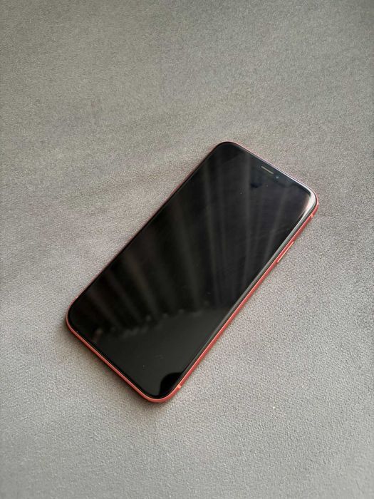 Vând iPhone XR 64GB, funcționează perfect.