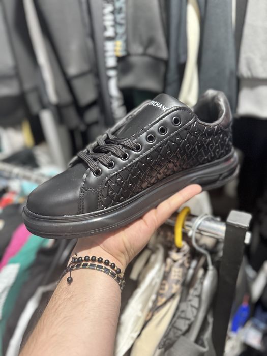 Vand adidasi Armani