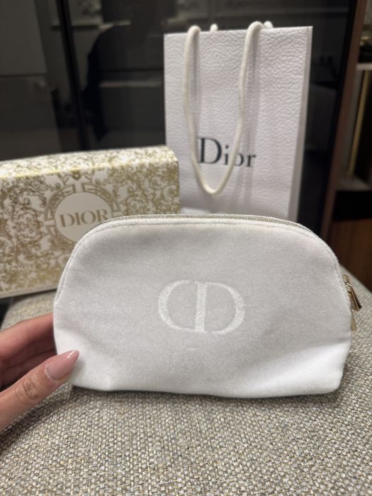 Плюшен бял несесер Dior с кутия и плик на марката