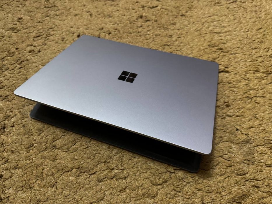 Microsoft Surface Laptop 4 Ideal 

- 13.5” 2K IPS Touchscreen 
- I7-11