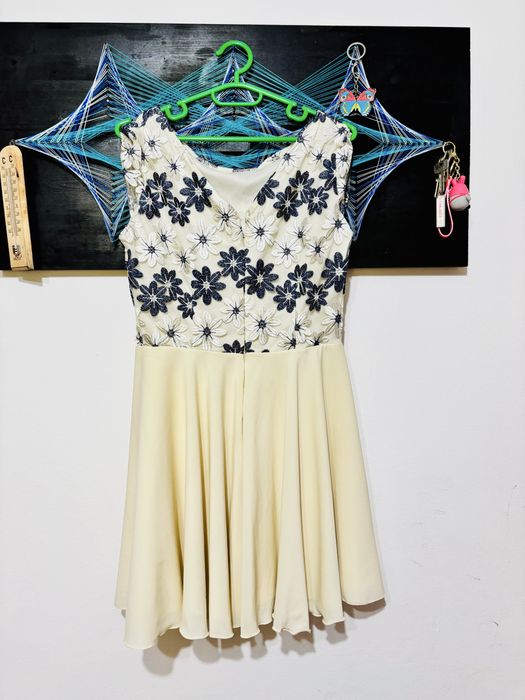 Rochie elegantă dintr-o singură piesă cu flori albastre