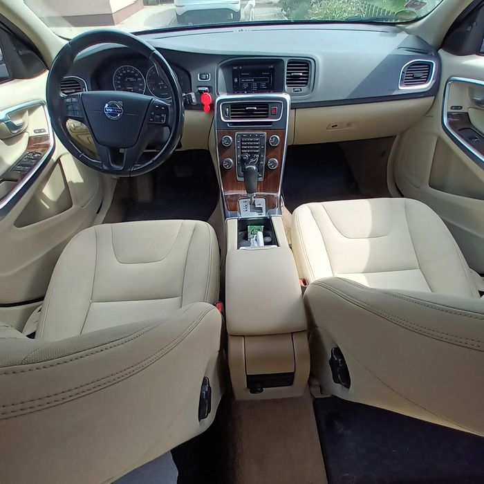 Vând Volvo v60, combi