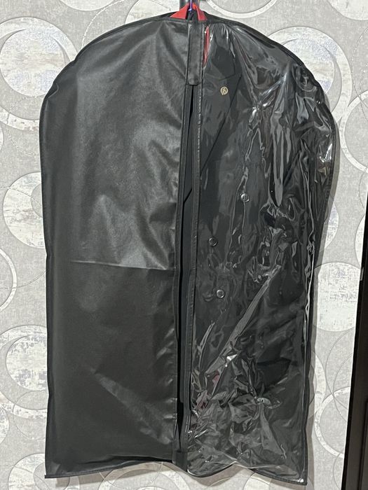 черный двубортный костюм