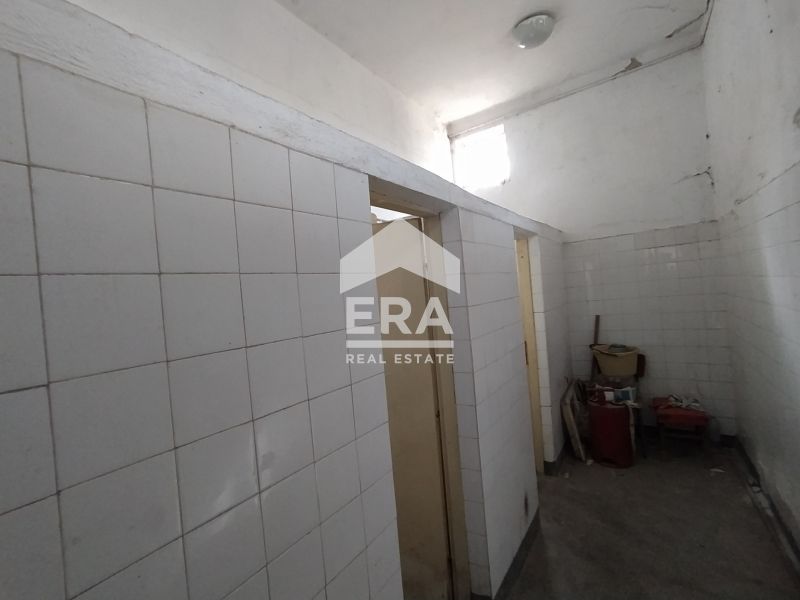 Бизнес имот Професионално-учебен център за продажба, в кв. Трошево, Ва