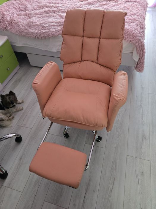 Офис стол  коралов цвят с колелца