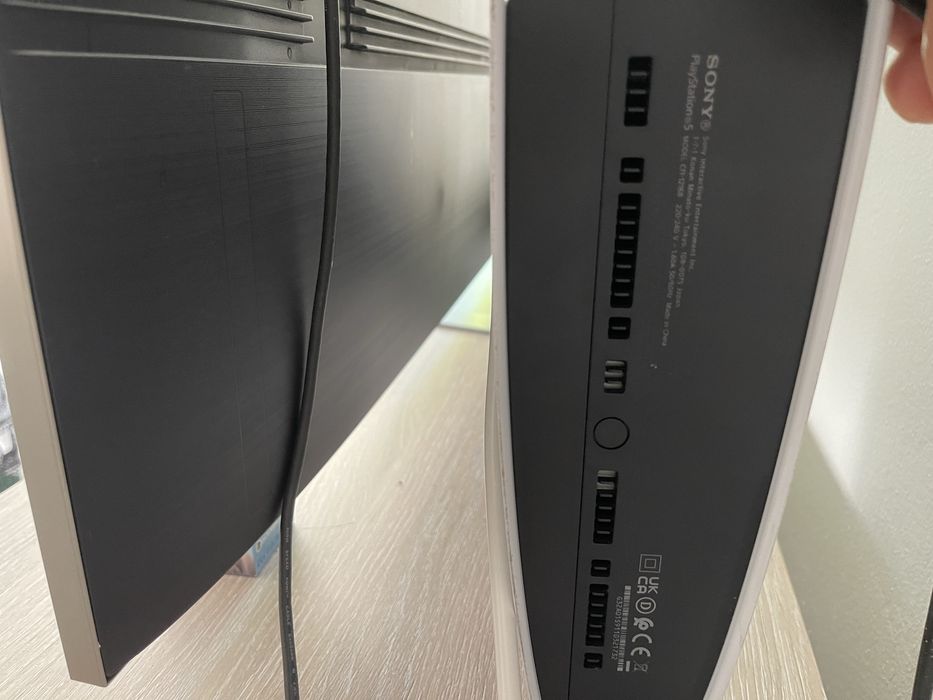 Vand playstation 5  pretul este de 2000 de lei