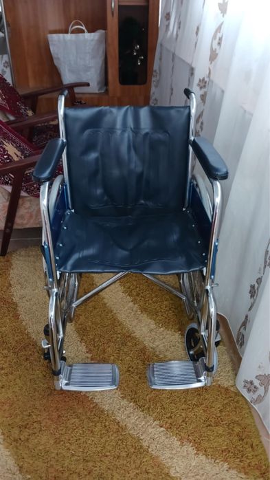 Vand scaun cu rotile nou