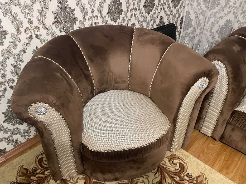 Диван двухместный и два кресла