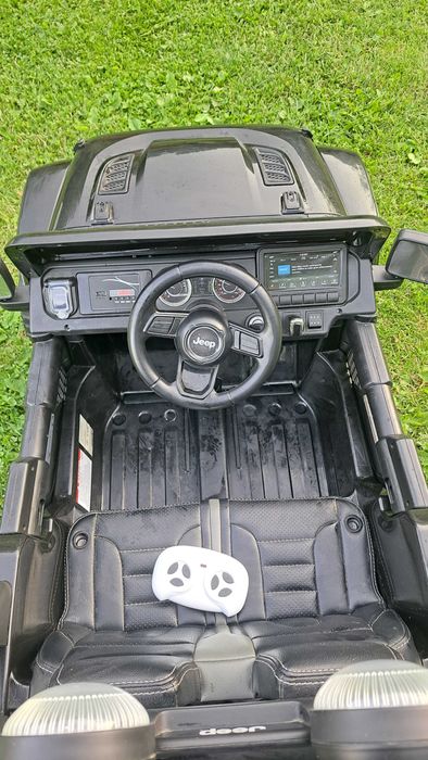 Masinuta electrica 4x4 Jeep Wrangler