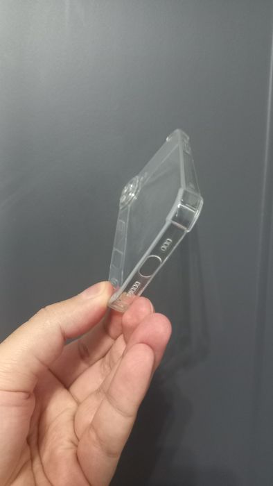 Силиконовый чехол на IPhone 17