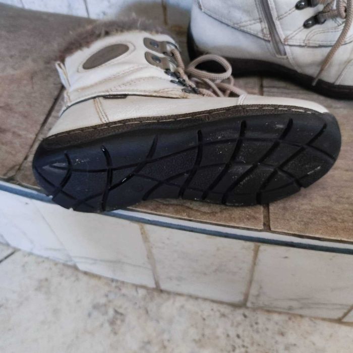 Боти апрески в бяло