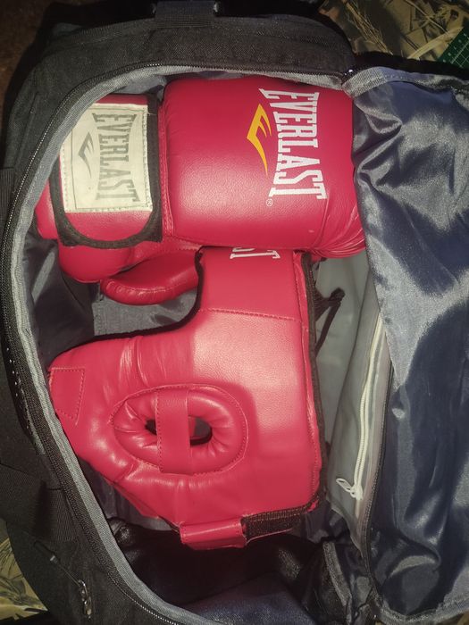 боксерские перчатки, шлем, сумка.
