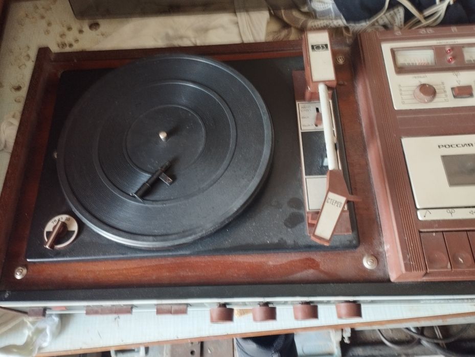Продам проигрыватель ''Россия'' СССР