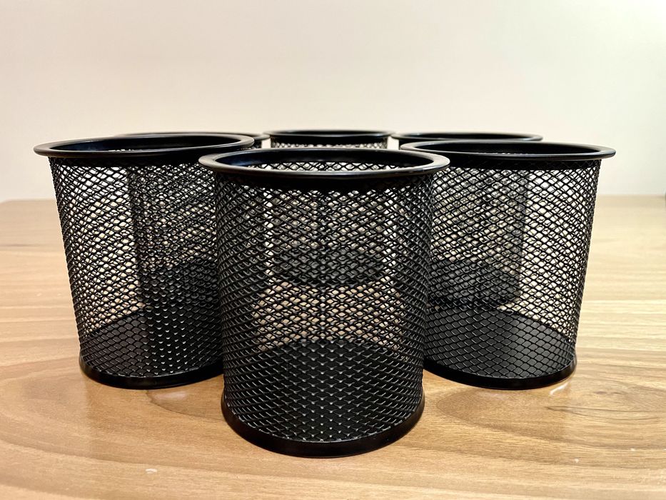 Канцелярские стаканы металлические / Metall kantselyariya idishlari.