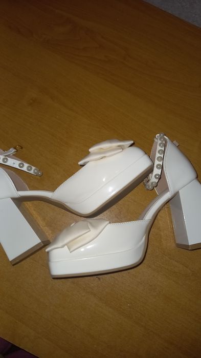 Белые туфельки и бантиком