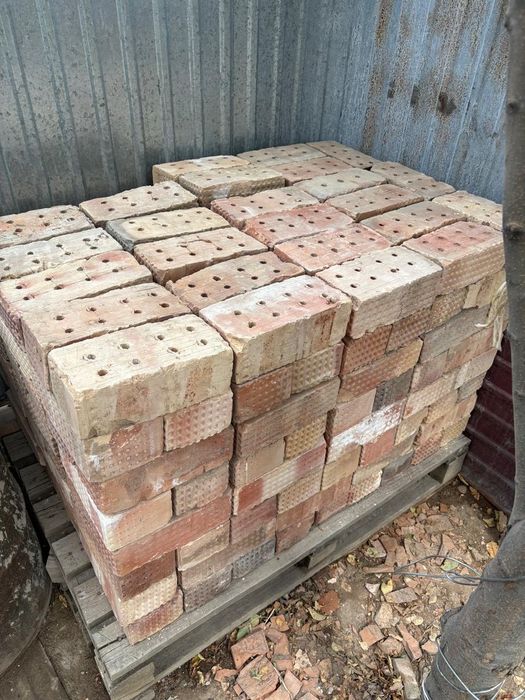 Кирпичи красные полуторные.