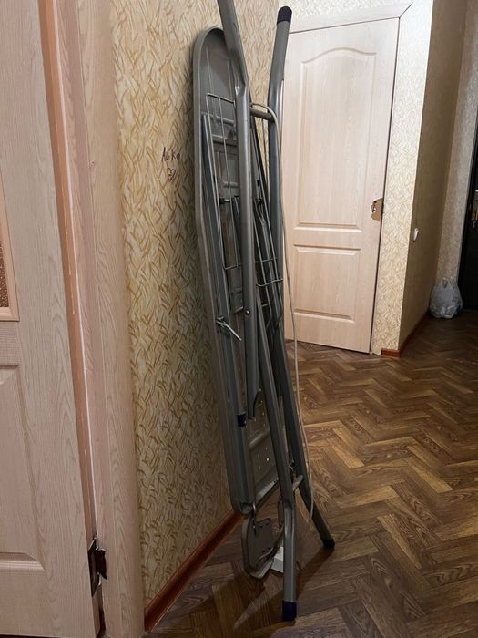 Утюг и гладильная доска