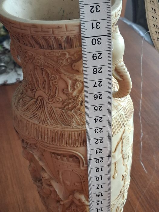 Vaza veche chinezeasca  din material compozit semnata