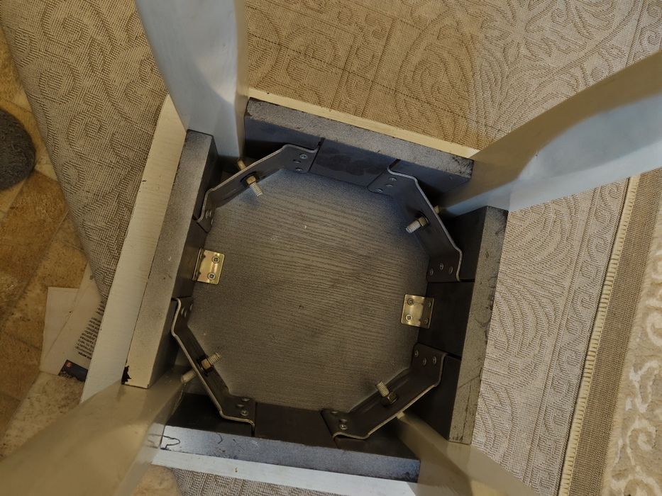 Продам обеденный стол,раскладной + 4 табурета