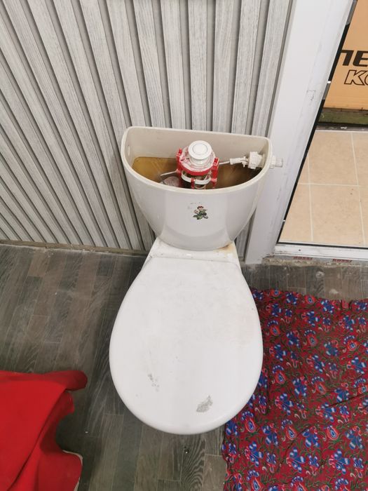 Продам унитаз с бачком