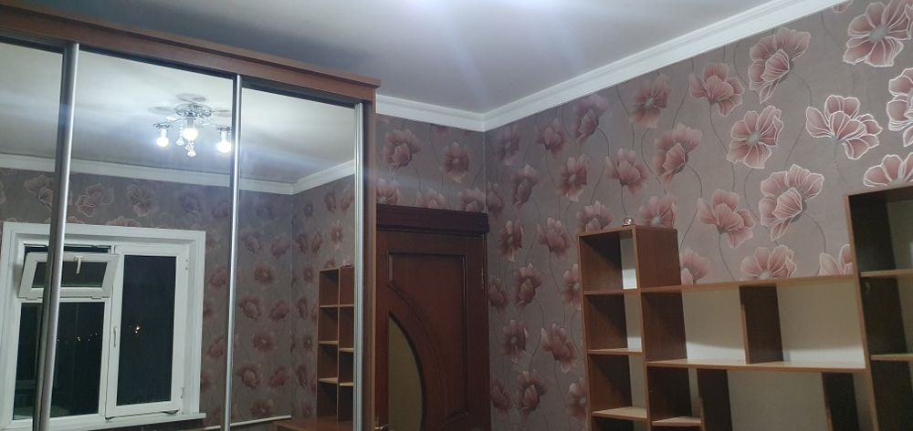 Сдаётся СРОЧНА!  Рисвый Базар квартира трёхкомнатная!