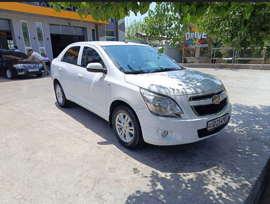 Автомобиль белый COBALT 4