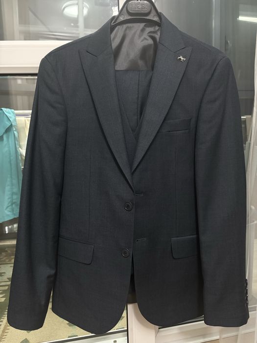 Продам новый костюм тройка