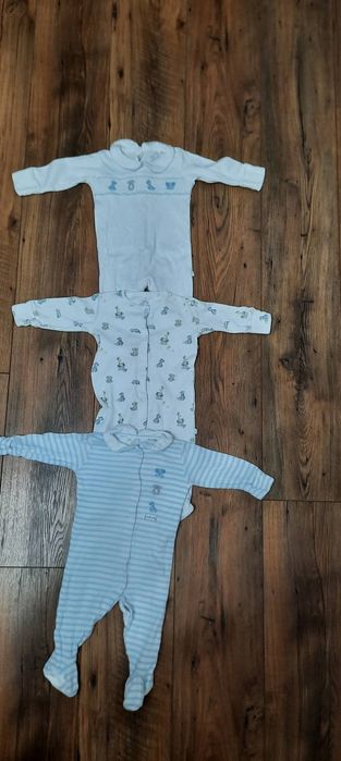 Lot haine pentru bebeluși. Lotul contine mărimea 62, 3-6 luni,
