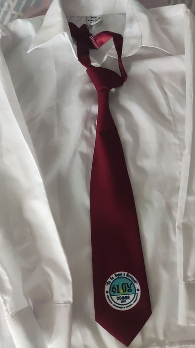 Продавам  вратовръзка за 61во училище. 11-12 г