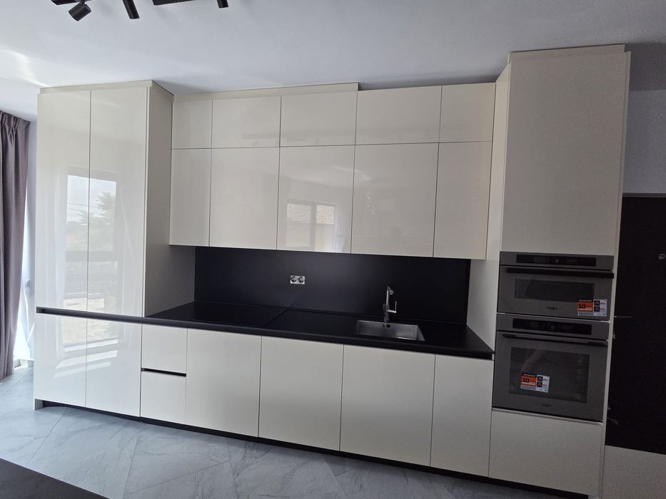 Bucătărie MDF Lucios Galaxy Cream + Insulă – Nouă, Nemontată în Folosință