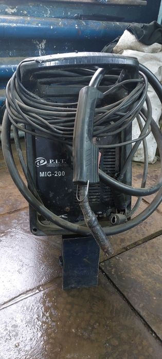 Полуавтомат сварка в рабочем состоянии.