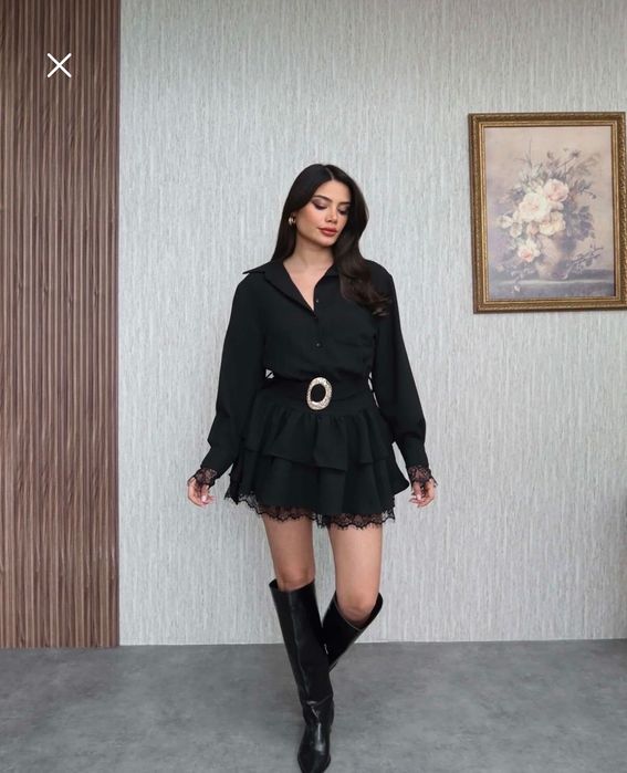 Черна рокля със златист елемент на коланчето