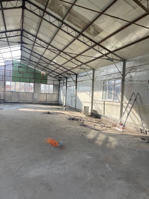 Inchiriez hală  pret 4€ mp