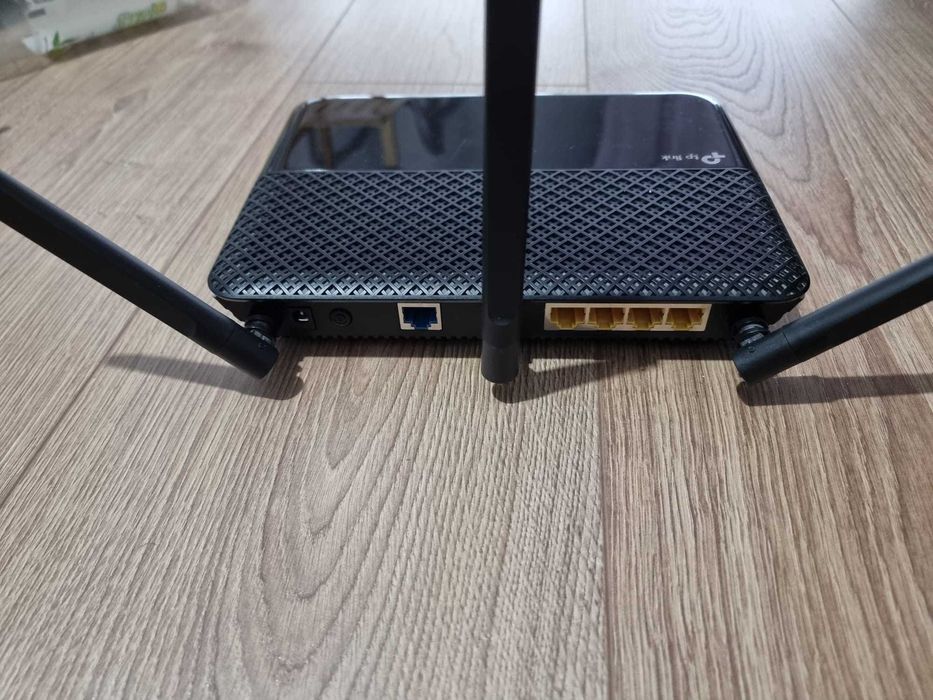 Router TPLink Archer C2300 si Range extender/AP TPLink AC2600 RE650