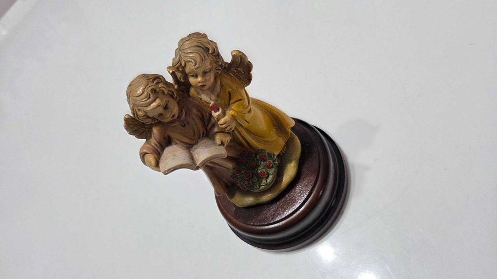 Mica statueta muzicala cu ingerasi