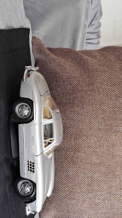 Нова метална колекционерска количка мащаб 1:18 Mercedes benz 300SL