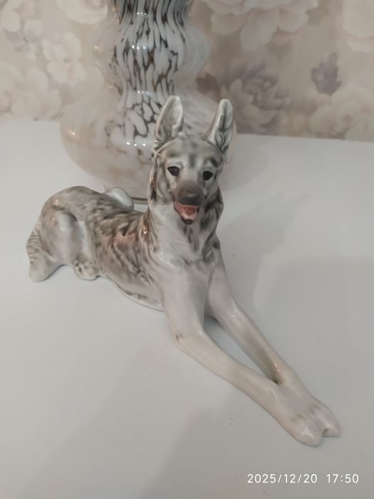 Продам статуэтку собака фарфоровая