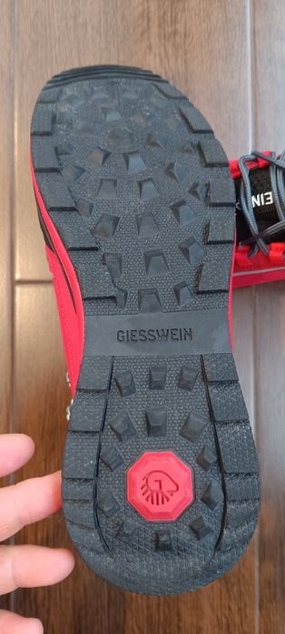 Vând bocanci Giesswein